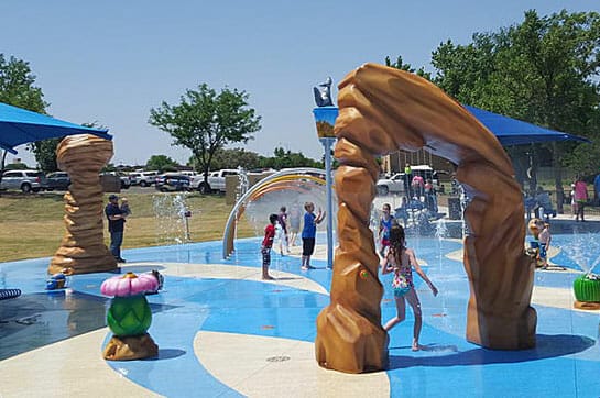 Kids playing at the Medi Park splash pad