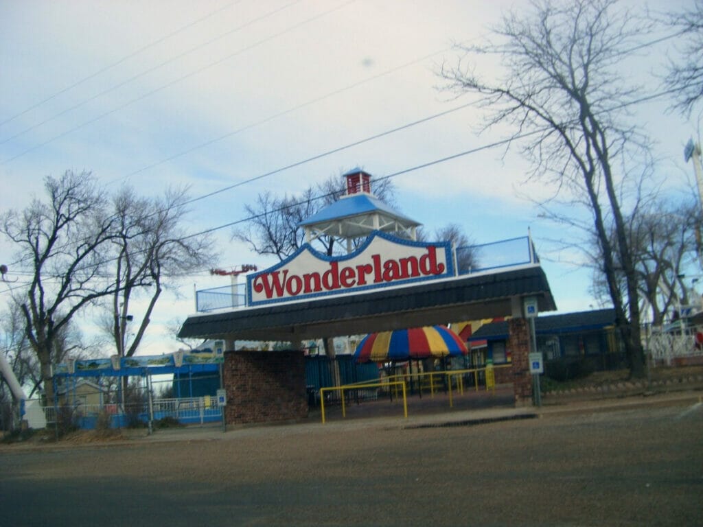 Wonderland entrance 