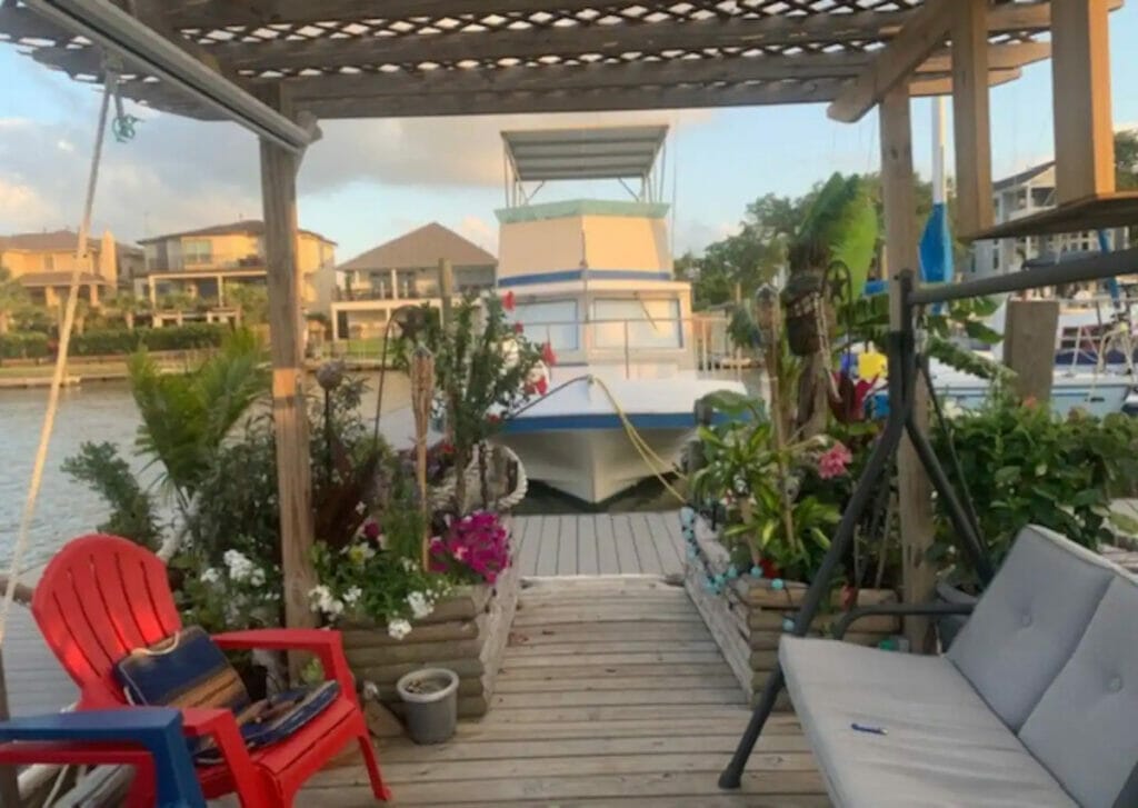 Exterior of the house boat rental 