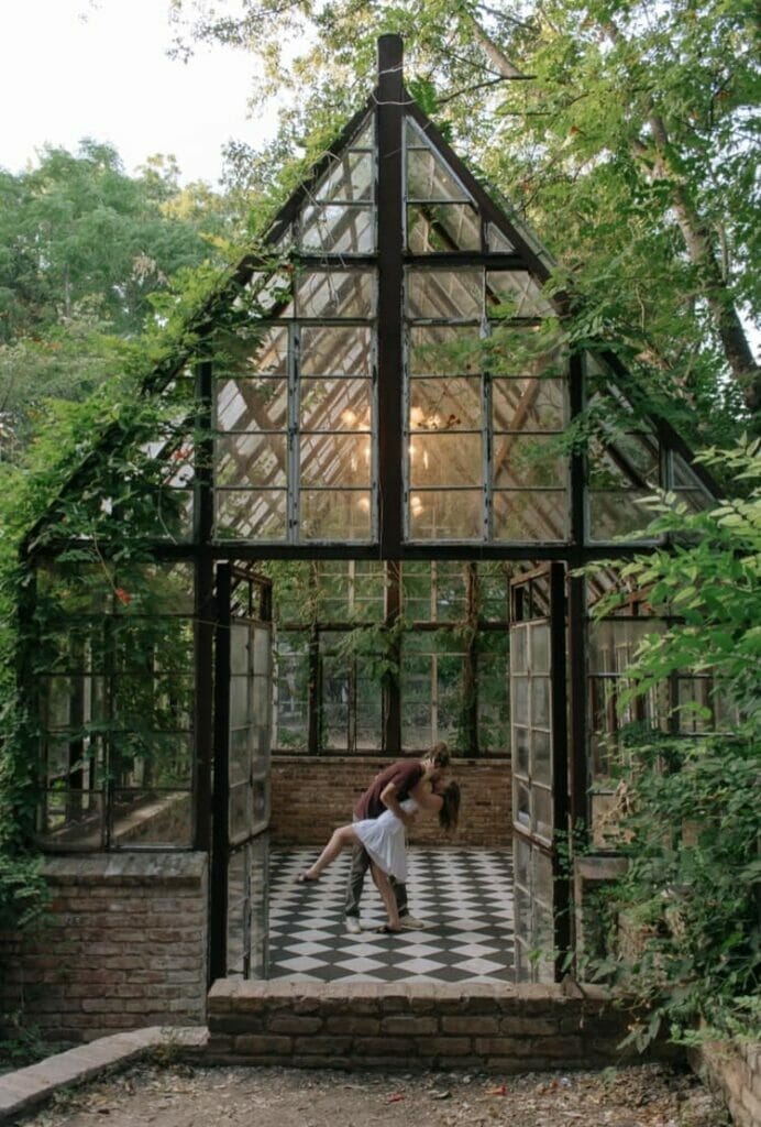 Couple kissing in front of Sekrit Theater