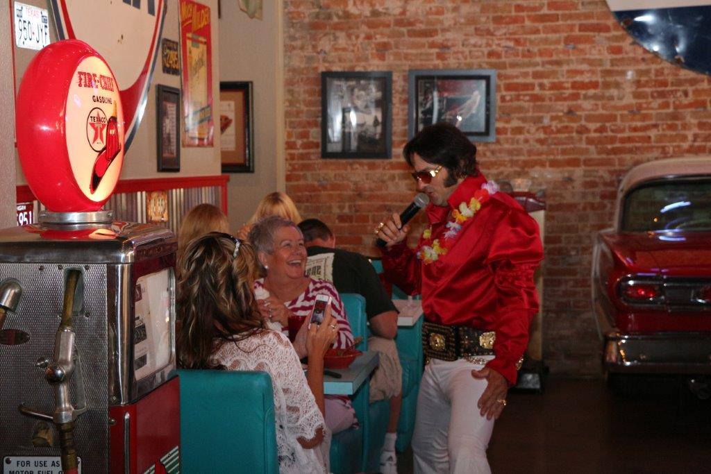 People eating at Jake's Texas Tea house in Waco 